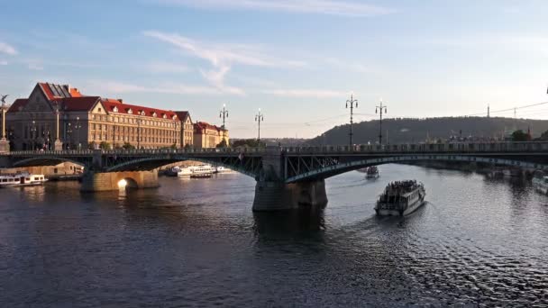 Praag brug over de rivier Vitava. — Stockvideo