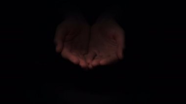 Bir şeyler gösteriyor elleri boş Womans götürdü.