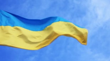 Ukrayna ulusal bayrak rüzgarda sallayarak