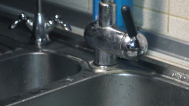 Kadın hazırlamak bir tabak yıkama için. 