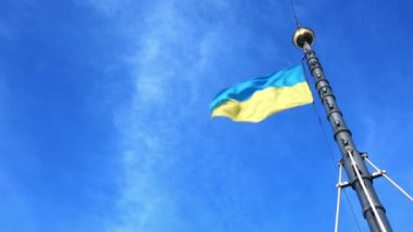 Ukrayna ulusal bayrak rüzgarda sallayarak