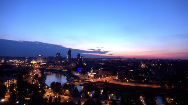 Vilnius stad bij nacht — Stockvideo