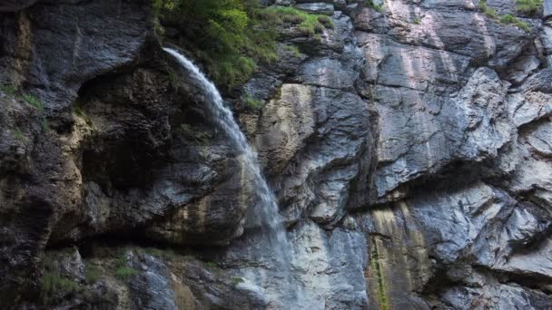 Vattenfall med flytande vatten från Cliff stenen — Stockvideo