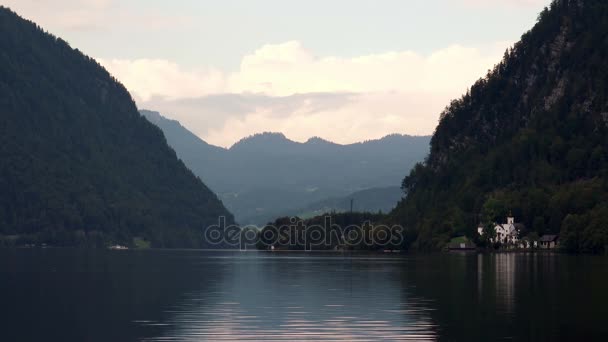 Ruhiger See zwischen den Alpen. — Stockvideo