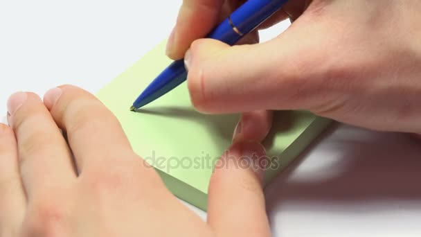 Mujer escribe una nota — Vídeo de stock