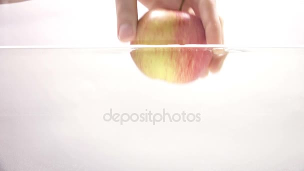 Mãos femininas lavar maçã — Vídeo de Stock