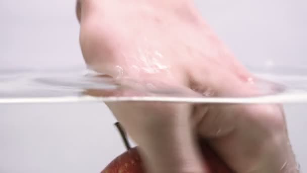 Женские руки мыть яблоко — стоковое видео