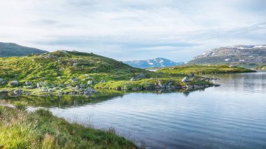 Dağlarda doğal Gölü