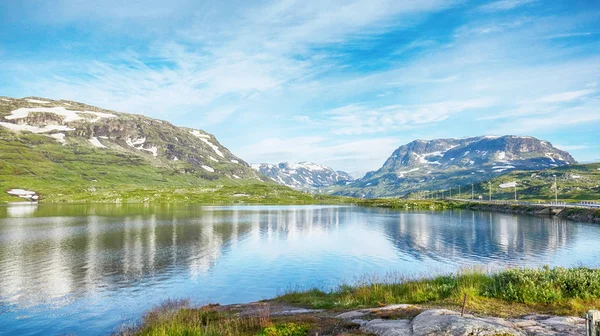 Dağlarda doğal Gölü