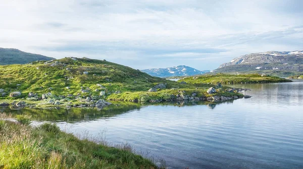 Dağlarda doğal Gölü