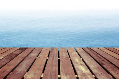 Ahşap zemin ile mavi deniz arka plan