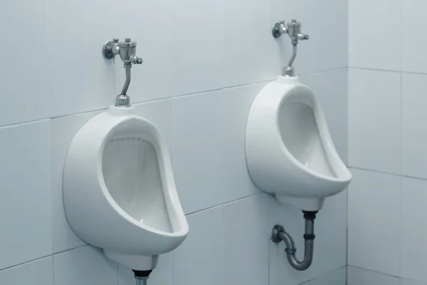 Vita urinaler i herrtoaletten — Stockfoto