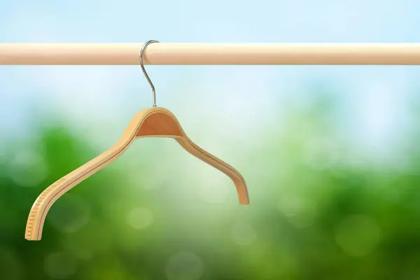 Duk hängare i raden med grön bakgrund — Stockfoto