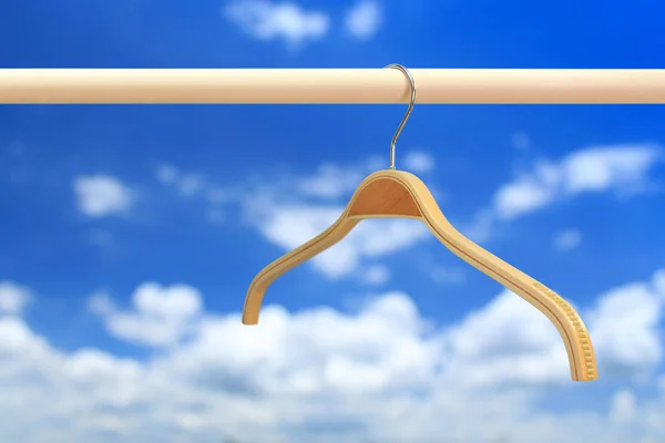Doek hanger in rij blauwe hemel — Stockfoto