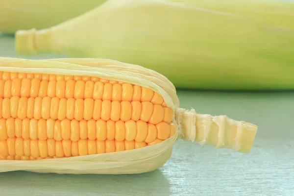 Fresh yellow sweet corn — Stock Photo, Image