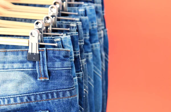 Ряд повішених блакитних джинсів — стокове фото