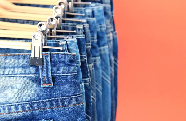 Fila de jeans azuis enforcados — Fotografia de Stock