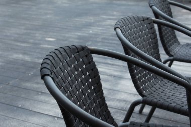 Açık kafede siyah sandalyeler