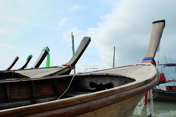 Velho barco de pesca de madeira, Tailândia — Fotografia de Stock