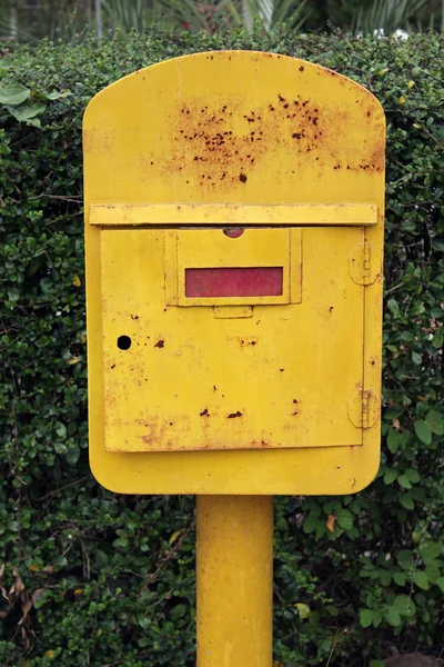 Старый желтый почтовый ящик — стоковое фото