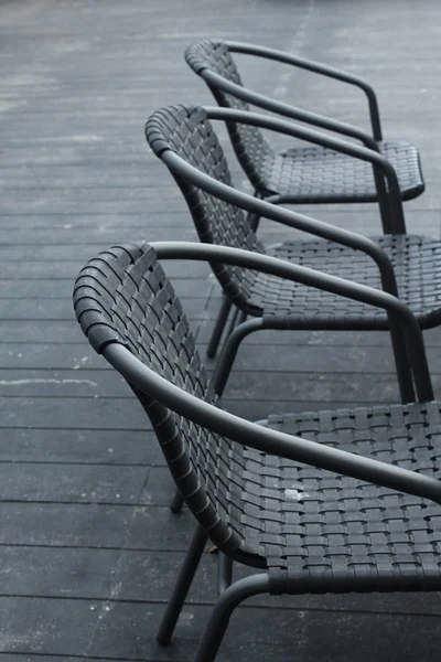 Chaises noires dans un café extérieur — Photo