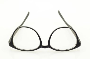 Gözlükler beyaza izole edilmiş.