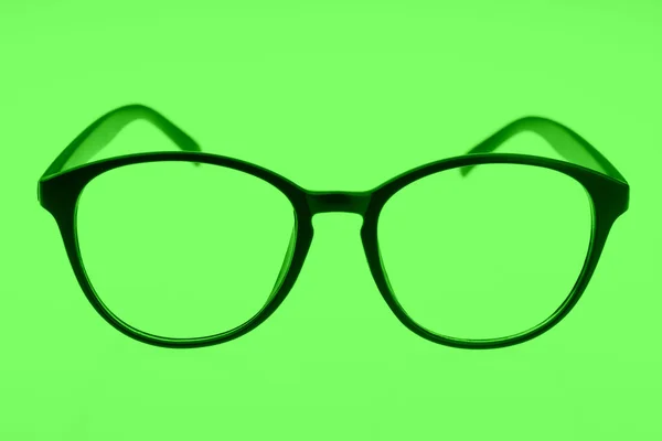 Gafas graduadas aisladas en verde — Foto de Stock