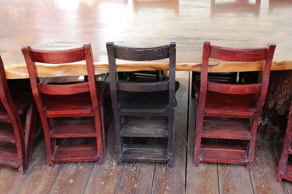 Dřevěný stůl a židle — Stock fotografie