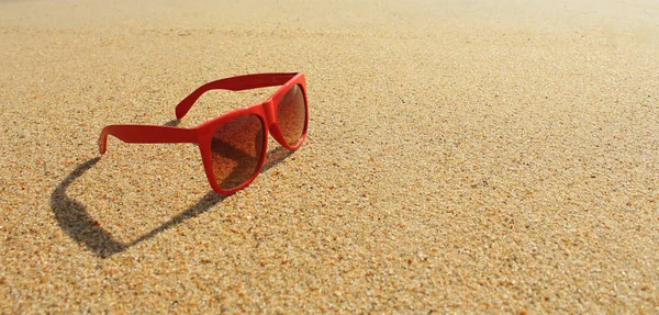 Óculos de sol vermelhos na praia Imagens De Bancos De Imagens