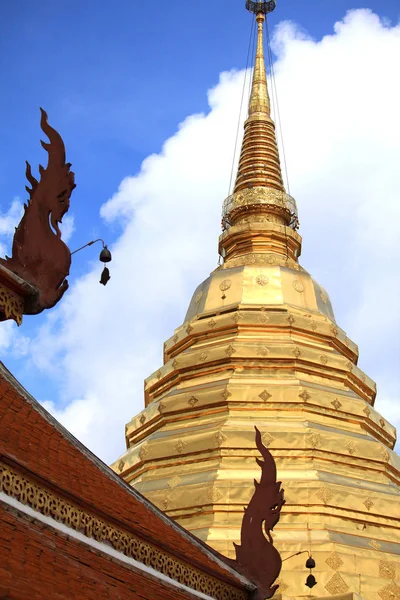 Chedi dourado em Chiang Mai, Tailândia — Fotografia de Stock