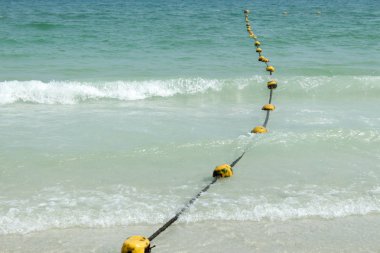 Sahilde eski Sarı şamandıra