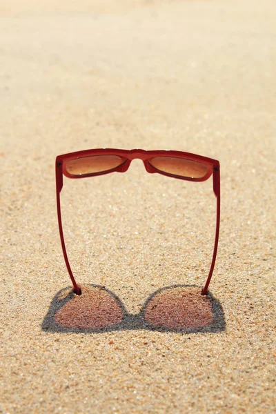 Rode zonnebril op het strand — Stockfoto