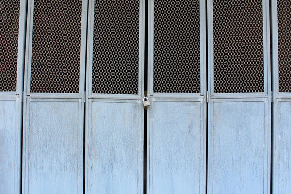 Porta azul de metal com bloqueio — Fotografia de Stock