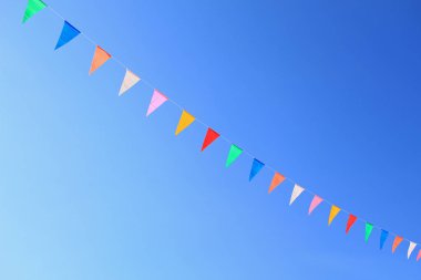 Mavi gökyüzü ile renkli kağıt bayrak