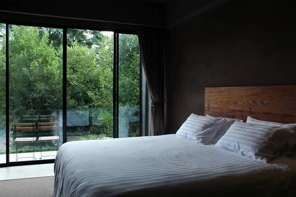 自然の風景とモダンなベッドルーム — ストック写真