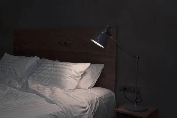 デスクランプとモダンなベッドルーム — ストック写真