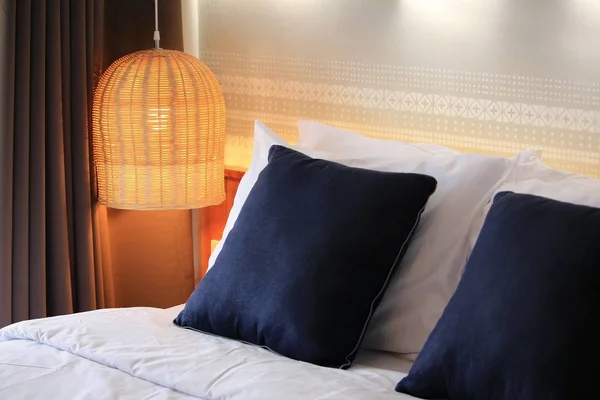 籐製ランプ付きのベッドルーム — ストック写真