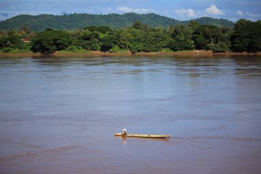 Balıkçı cacth balık Mekong Nehri, Thaila ahşap boath üzerinde