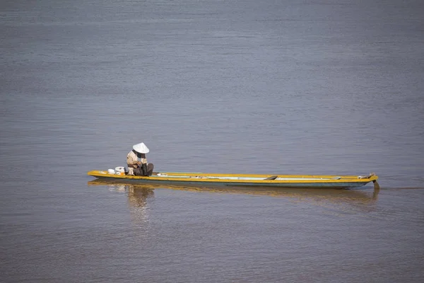 渔民 cacth 在湄公河, Thaila 的木 boath 鱼 — 图库照片