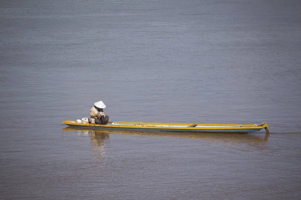 Balıkçı cacth balık Mekong Nehri, Thaila ahşap boath üzerinde