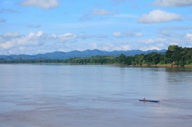Balıkçı cacth balık Mekong Nehri ahşap boath üzerinde