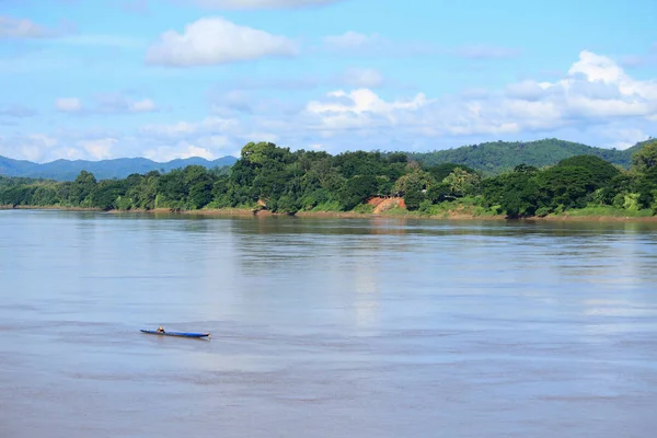 Fiskeren cacth fisk på træ båd i Mekong-floden, Thaila - Stock-foto