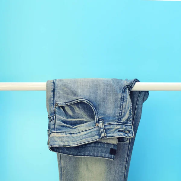 Närbild av blå jeans på ett rack — Stockfoto