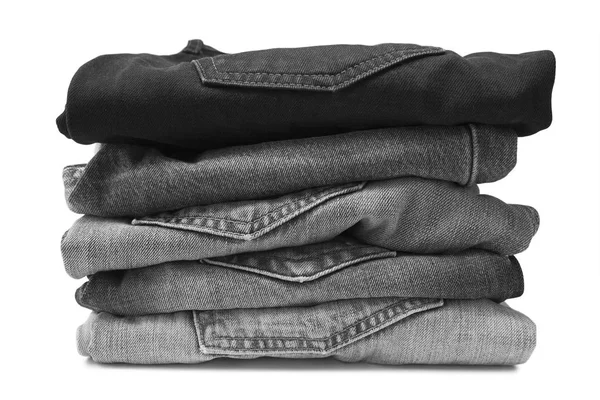 Pila di jeans neri isolata su bianco — Foto Stock