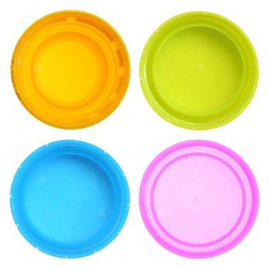 Kullanılan plastik şişe izole beyaz kapaklar