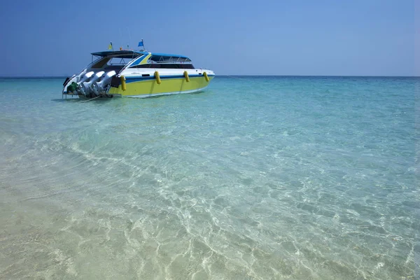 小船在莱利海滩, 泰国 — 图库照片
