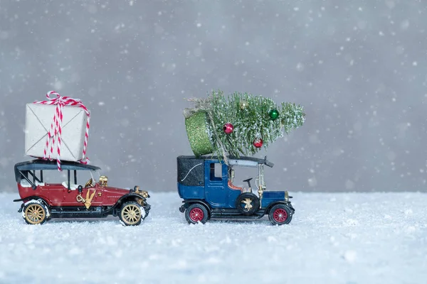 Два різдвяних автомобіля подарунки — стокове фото