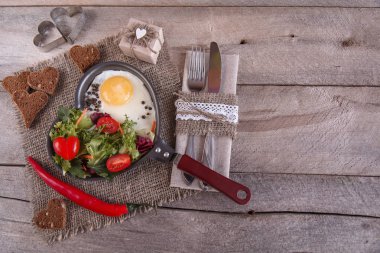yeşil salata ile pişmiş yumurta