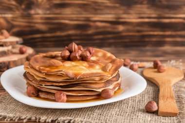 Krep yerken üzerine güzel bir ahşap masa