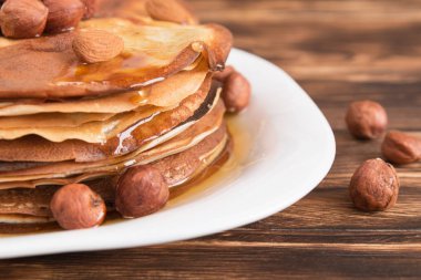 Krep yerken üzerine güzel bir ahşap masa